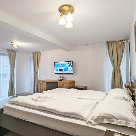 Complex Parc Pini Moinesti Ξενοδοχείο Εξωτερικό φωτογραφία