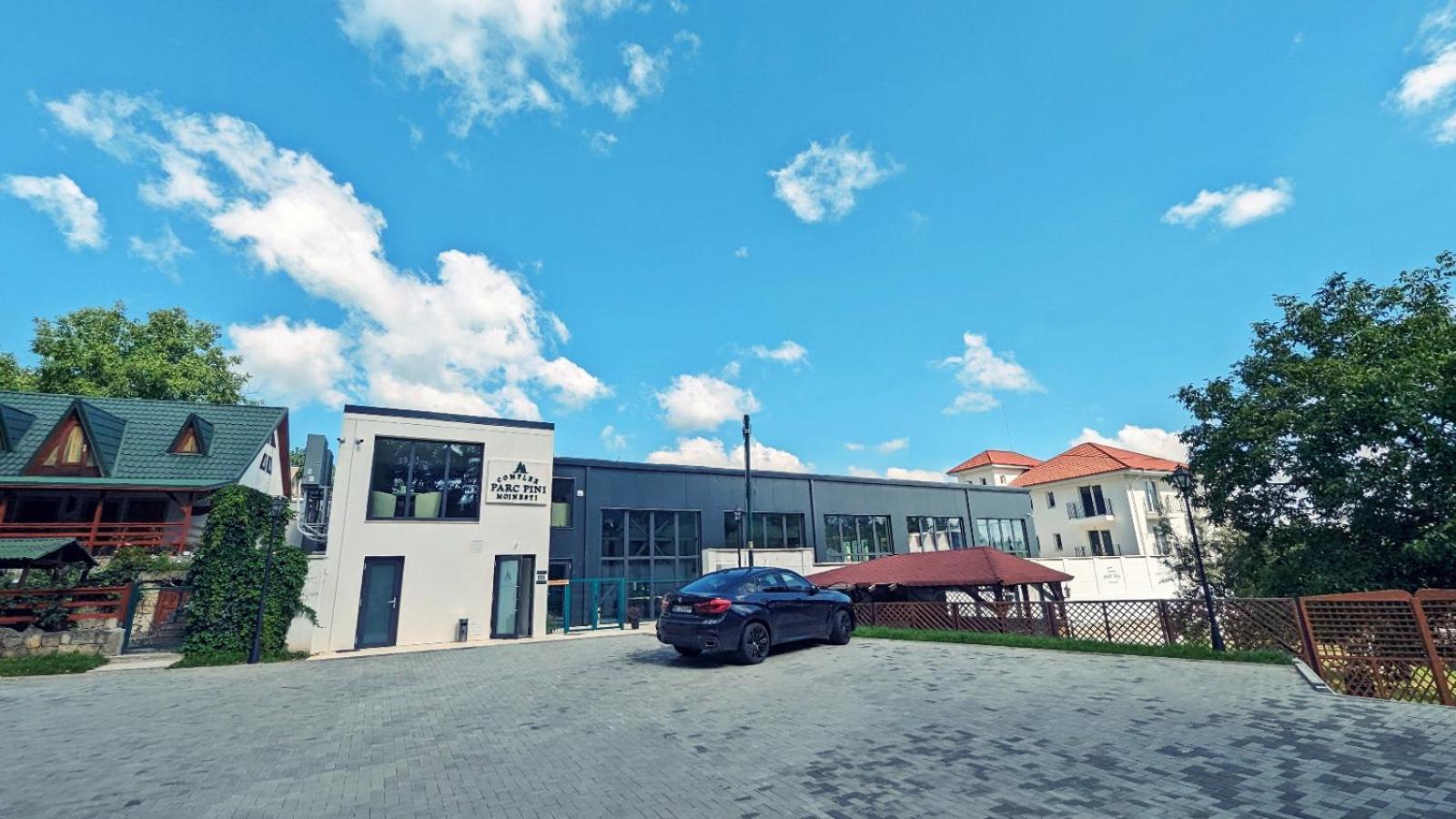 Complex Parc Pini Moinesti Ξενοδοχείο Εξωτερικό φωτογραφία